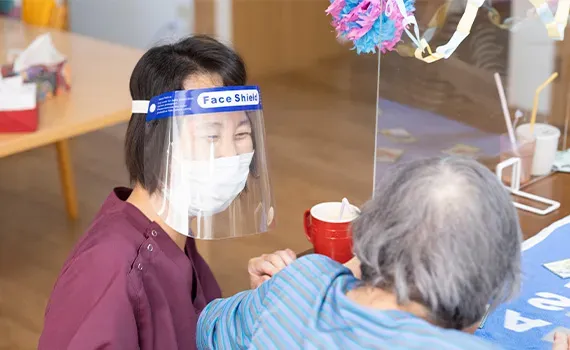 ご入居者様とスタッフの談笑の様子